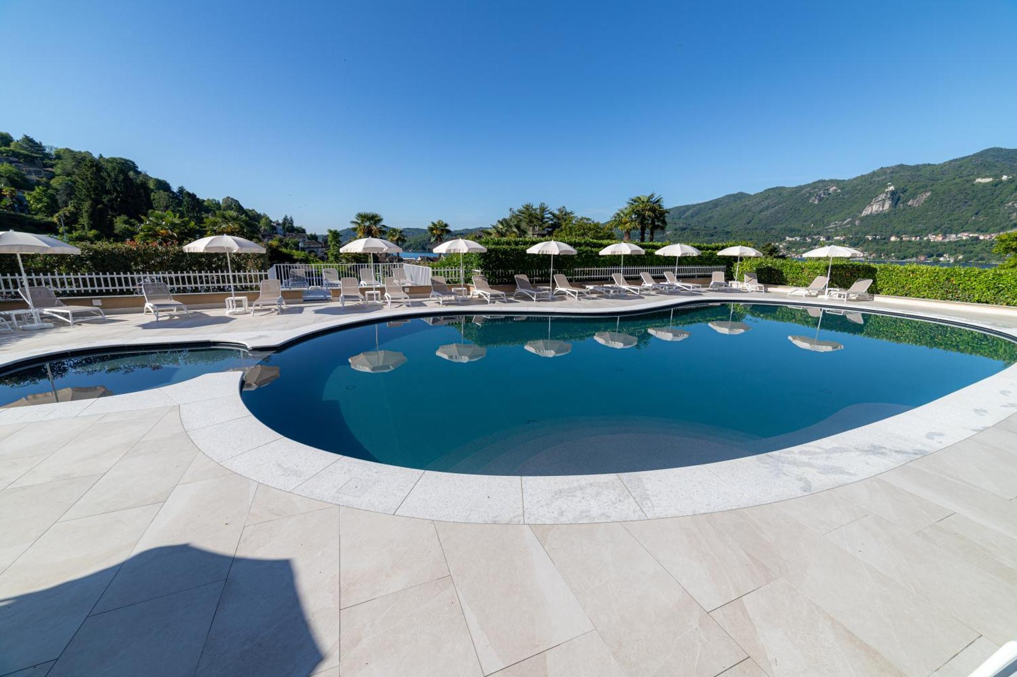 Hotel La Bussola Орта-Сан-Джуліо Екстер'єр фото