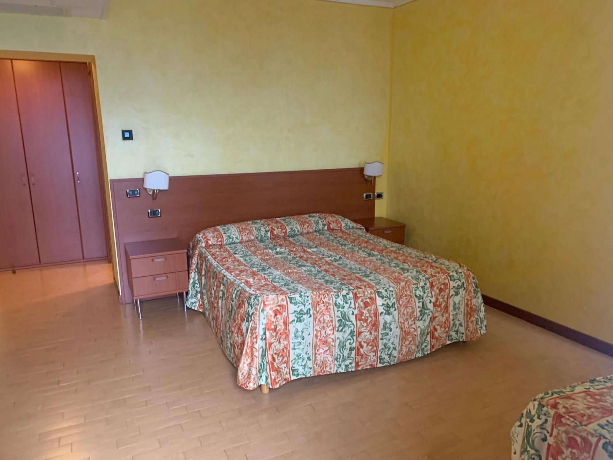 Hotel La Bussola Орта-Сан-Джуліо Екстер'єр фото