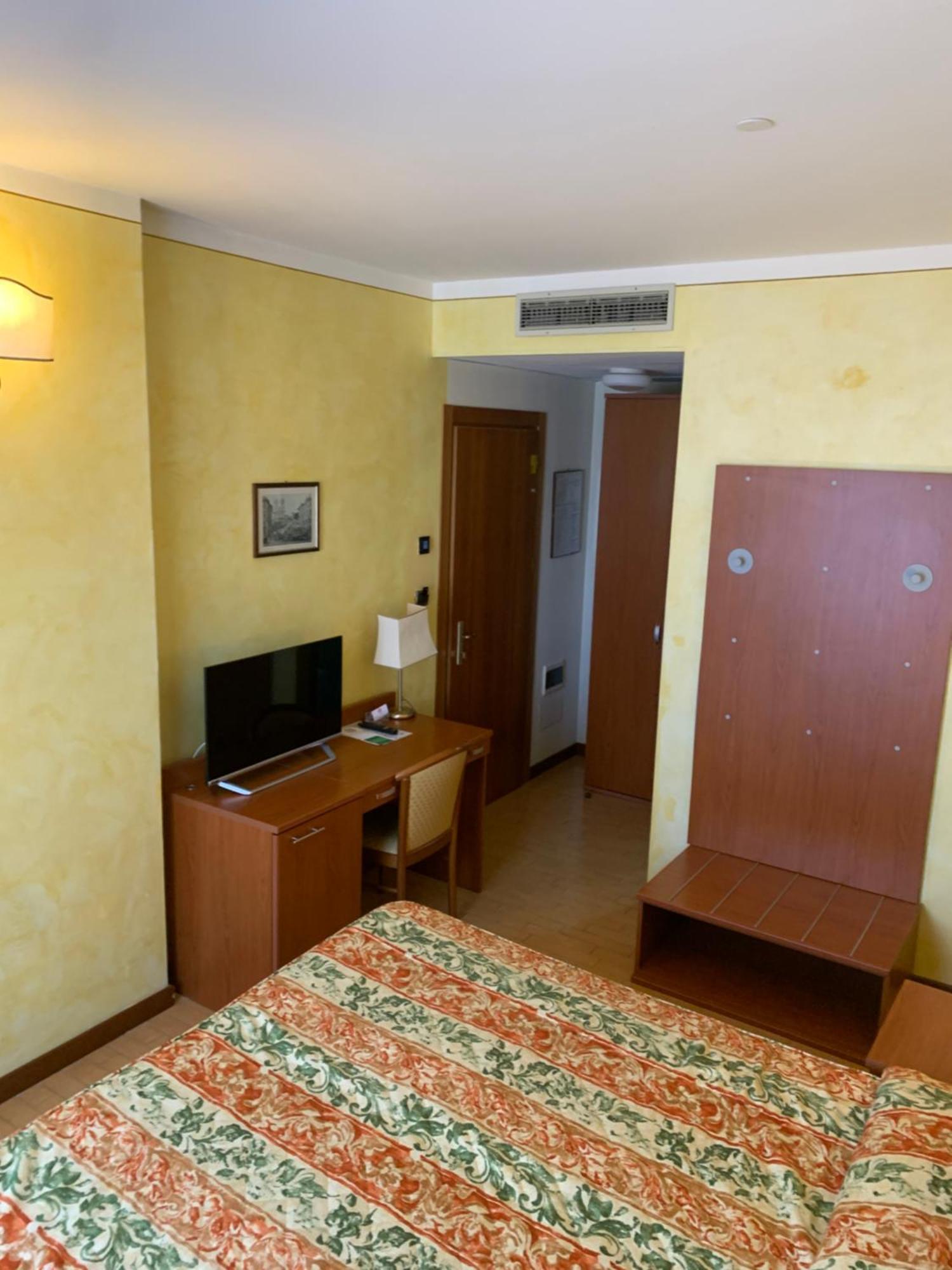 Hotel La Bussola Орта-Сан-Джуліо Екстер'єр фото