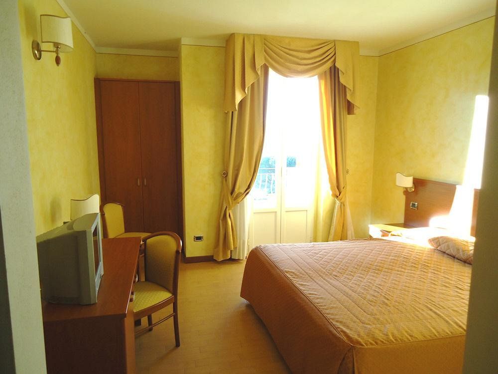 Hotel La Bussola Орта-Сан-Джуліо Екстер'єр фото